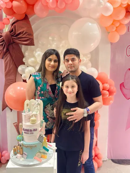 A duplicate of ID 212, showing the happy family and their incredible cake.