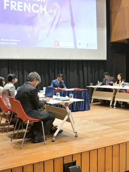 A student delegate presents his arguments at the podium during the MUN. The platform helps students build confidence and master the art of formal debate in French.