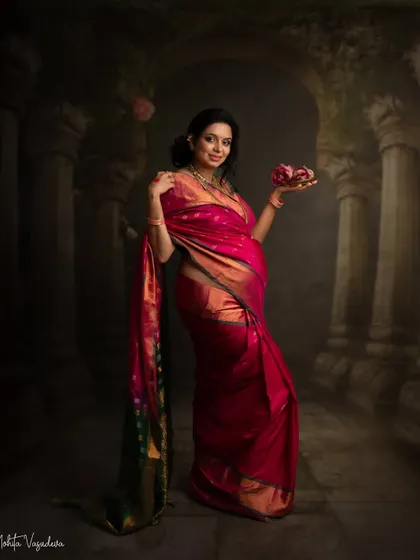 Embracing tradition can be so powerful. Draping a beautiful saree for a maternity portrait connects generations and celebrates your heritage. I see these as timeless paintings, honoring both the mother-to-be and the culture she holds dear.