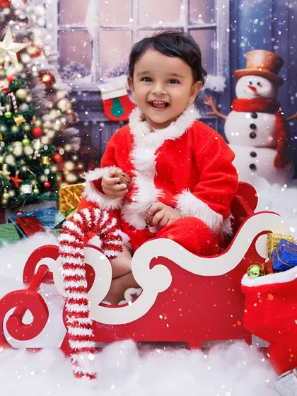 Santa's cutest little helper has arrived! My Christmas mini sessions are all about capturing that holiday magic with festive outfits and a winter wonderland setup right in my studio.