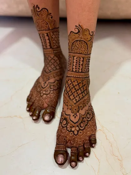 A full-coverage bridal feet design with intricate jaali work and a beautiful patterned ankle band.
