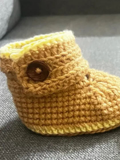 These adjustable baby booties are designed to grow with your baby. The button closure on the ankle band ensures a snug and secure fit.