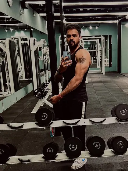 Capturing progress in the gym mirror. I encourage clients to take photos to track their own body transformation, as visual progress is a powerful motivator.