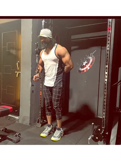 I want it, I'll get it. Performing a tricep pushdown, a staple for any comprehensive arm workout.