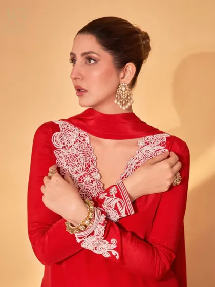 The elegance of Polki jewellery lies in its ability to be both bold and graceful. Here, our handcrafted pieces complete a stunning traditional look.