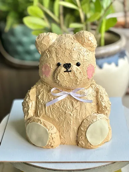 Not just a cake, but a life-sized masterpiece. This sculpted teddy bear cake was created with layers of rich chocolate ganache and coffee buttercream, designed to look just like a soft toy. It’s for those seeking bold, artistic, and beyond-ordinary cakes. 🧸✨
