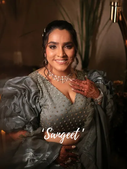For her Sangeet, this bride chose a glamorous look with smokey eyes and a nude lip. The makeup complements her stylish grey outfit with puff sleeves, making her ready for a night of dancing.
