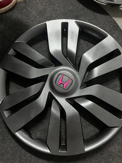 Even the smallest details count. A custom pink Honda logo painted on a hubcap.