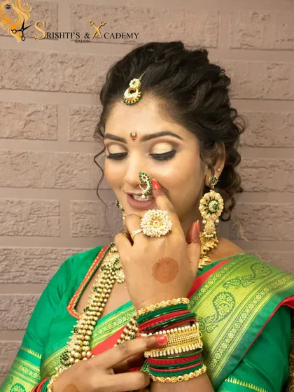 The final look of our demonstration. The makeup is flawless, the jewelry is perfectly placed, and the bride looks absolutely radiant.
