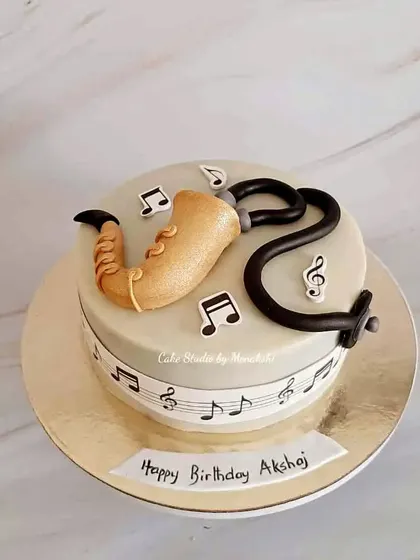 A cake for a doctor who loves to play the saxophone. This design combines both passions with a stethoscope and a saxophone.