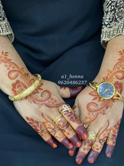 A gorgeous floral design created with my instant henna cones. The stain is deep and bold, proving that speed doesn't mean sacrificing quality.