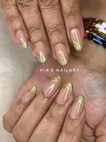 Another angle of the gold glitter French with chrome details, a very popular combination for the festive season.
