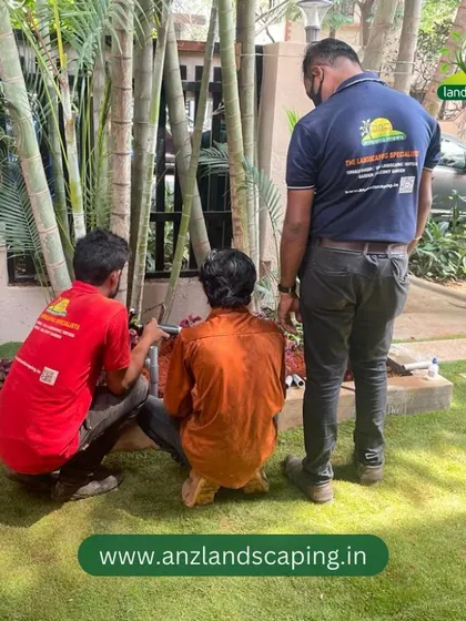 Our supervisor guiding the team during the installation of bamboo plants, ensuring the final look is exactly as planned.