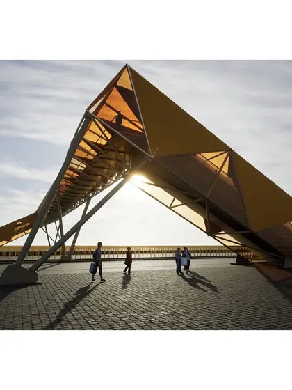The bridge is more than just a crossing; it is an urban intervention designed to improve the pedestrian experience and contribute to the identity of the streetscape.