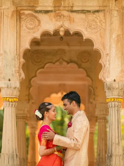 A classic portrait of the couple looking at each other, framed by beautiful Indian architecture at Deobagh, Gwalior.