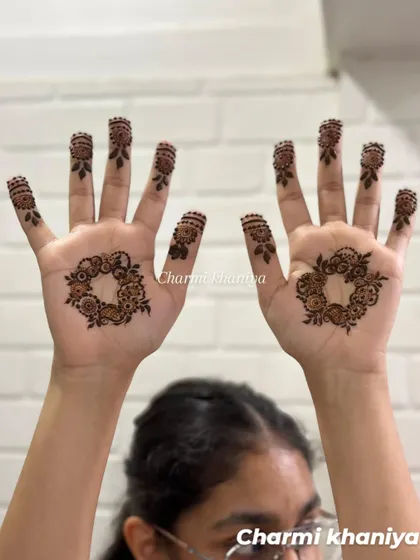 A lovely and minimal design for the post of the day! This features a simple floral wreath in the center of the palm with decorated fingertips.