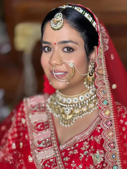 A close-up with the nath (nose ring). My makeup application takes into account all bridal jewelry to ensure a seamless and comfortable fit.