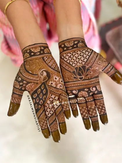 A trendy "sider" design for a guest. It features a peacock on one hand and a lotus on the other, with modern patterns.