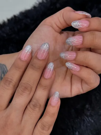 A simple yet stunning glitter fade. This design features sparkling silver glitter concentrated at the tips, fading softly into a sheer pink base for a classic and glamorous look.