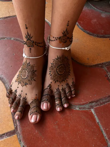 A simple yet stunning mandala design for the feet, paired with a delicate chain pattern around the ankle. This is a great option for an engagement or for bridesmaids.