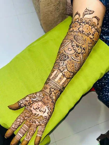 A full-arm view of this gorgeous bridal mehendi. The patterns are dense and the coverage is flawless.
