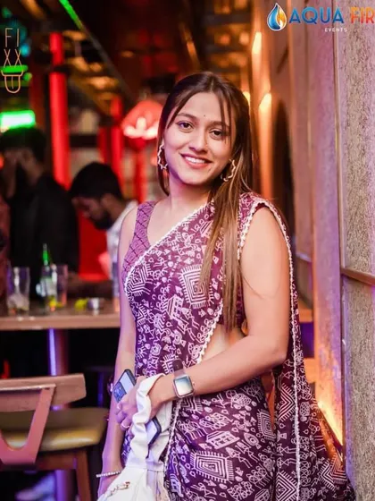 A guest looking elegant in a purple saree, enjoying the unique blend of culture and clubbing.