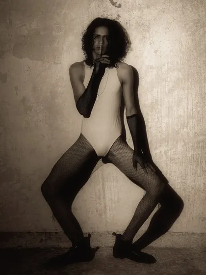 A dynamic and unconventional pose that showcases the model's physical expression and versatility.