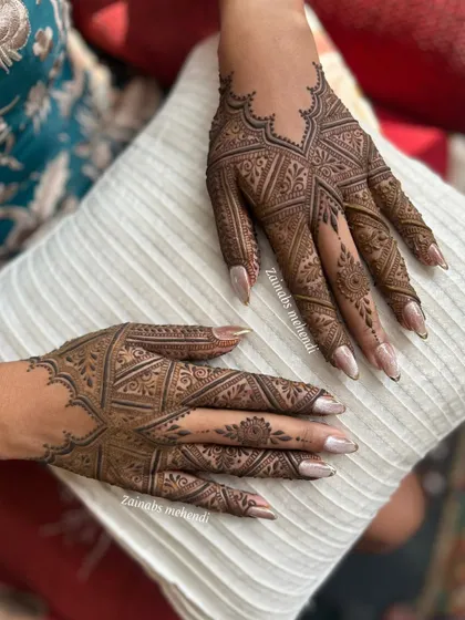 For the minimalist bride, less can be more. This elegant design uses geometric patterns and clean lines for a chic, modern look that is perfect for an engagement or a simpler bridal style.