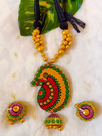 A duplicate image of the yellow and green paisley set, ensuring visibility.