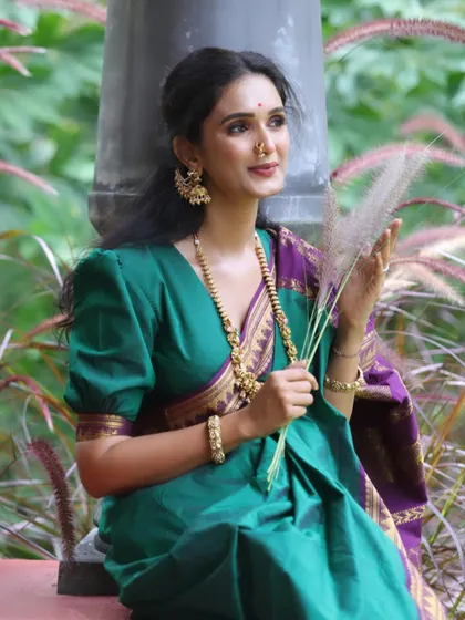 A traditional and timeless glam look. The makeup is kept natural and glowing to complement the classic green Ilkal saree.