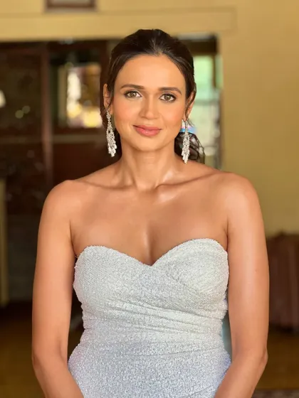 This look is all about minimal, fresh makeup. It's perfect for a daytime event, creating a radiant and effortlessly chic style.