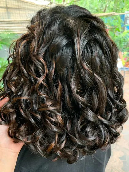 When life gives you curls, flaunt them. Deep and light browns for this beautiful bride. This is a non-bleach color. (No filter)