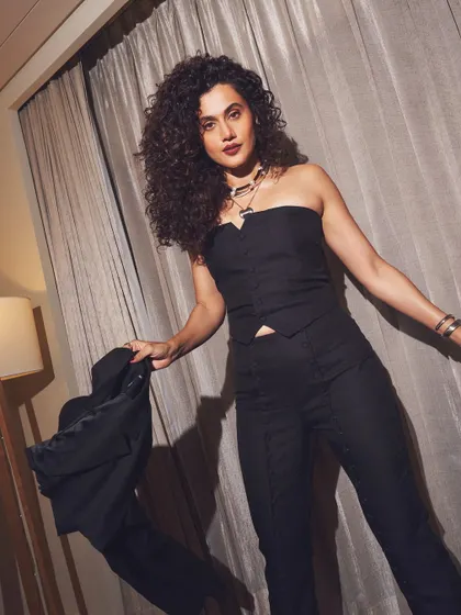 An all-black look that’s anything but basic. This strapless co-ord set on Taapsee is sharp, modern, and effortlessly cool.