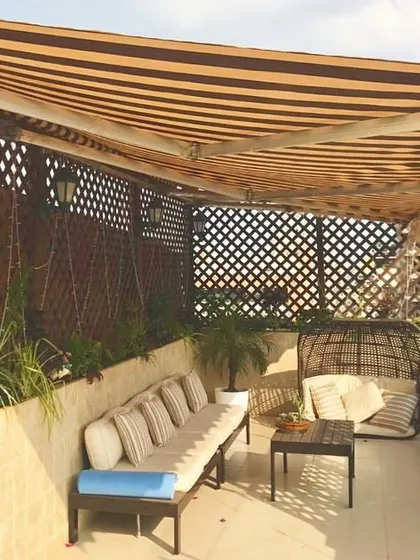 This penthouse terrace in SantaCruz West showcases our complete service. We handled everything from the flooring and the automatic retractable awning to the trellis planters, creating a comfortable and stylish outdoor lounge.
