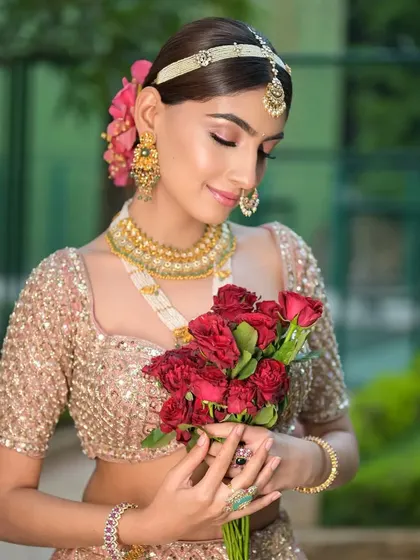 A gentle portrait where the fresh flowers in the hair add a touch of color and romance, complementing the soft makeup look.