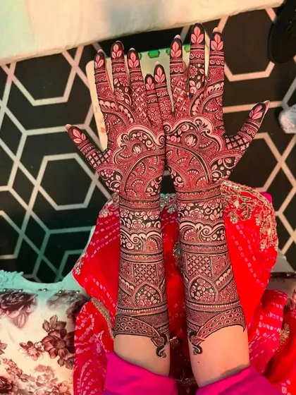 This photo shows the incredibly rich and dark stain of a full bridal mehndi. This is the result of using high-quality, natural henna and proper aftercare.