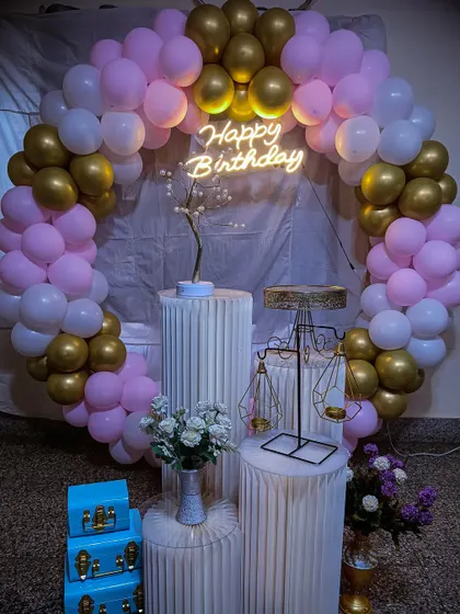 A beautiful birthday balloon ring in pink, white, and gold. This color combination is perfect for creating a soft and celebratory feel.