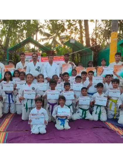 The full group of participants at the winter camp, proudly holding their completion certificates.
