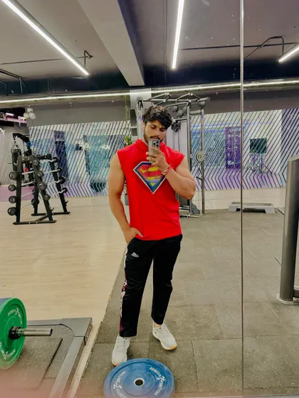 Another full-body gym selfie.
