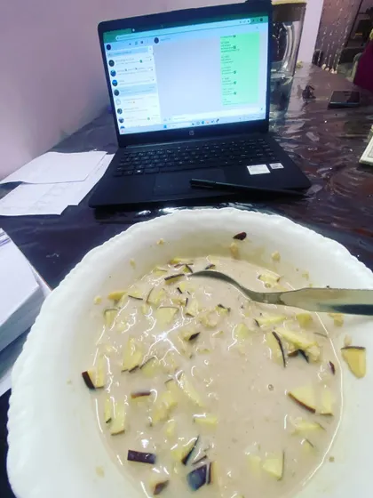 Fueling up for a busy week of coaching with a bowl of oats and fresh apple slices. A nutritious breakfast is key to starting the day with energy.