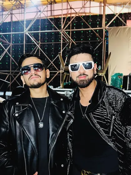 A cool shot with fellow performer Ravi Shukla backstage. Collaborating with other talented artists for large-scale award shows always brings out the best energy.