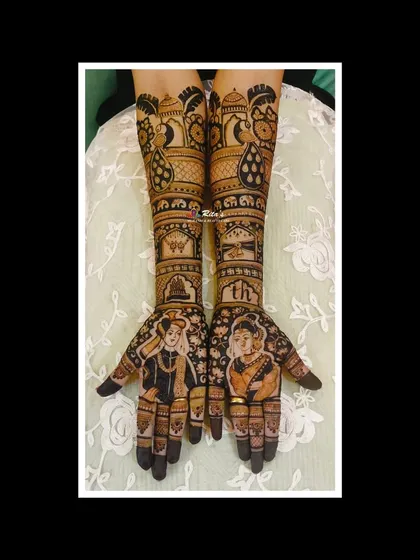 A classic Maharashtrian bridal mehendi featuring portraits of a bride and groom in traditional attire. This style is perfect for celebrating a Marathi wedding.