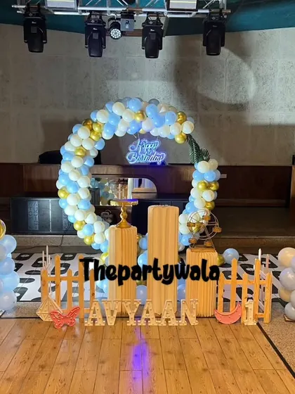 A simple blue and gold balloon ring on a stage, creating a clean and modern look.