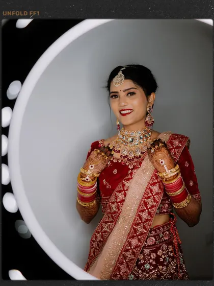Duplicate of image 318, a beautiful ring light portrait.