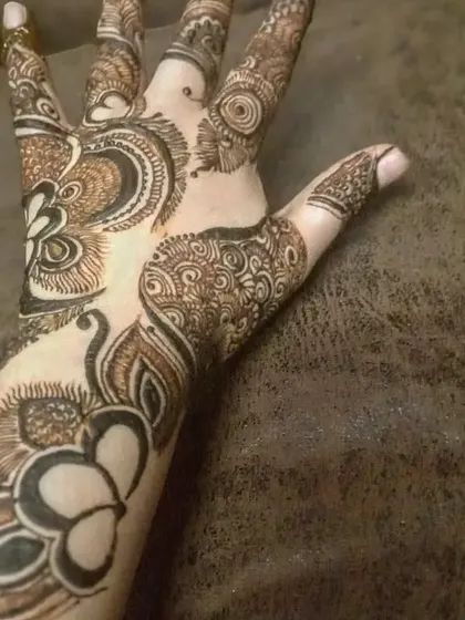 This is a classic Gulf henna design, known for its bold outlines and shaded floral patterns that create a dramatic effect.