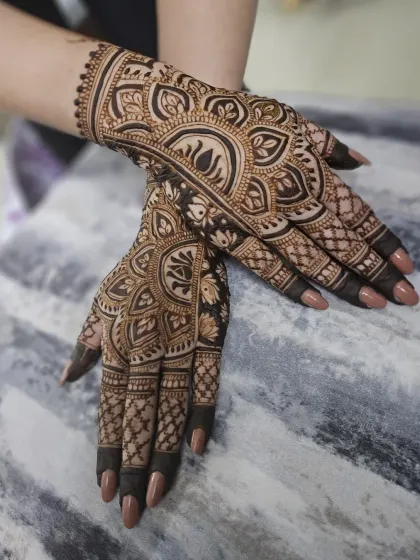 The elegance of a matching pair of hands. This design features intricate mandalas and lotus patterns, with full coverage on the fingers for a classic bridal feel.