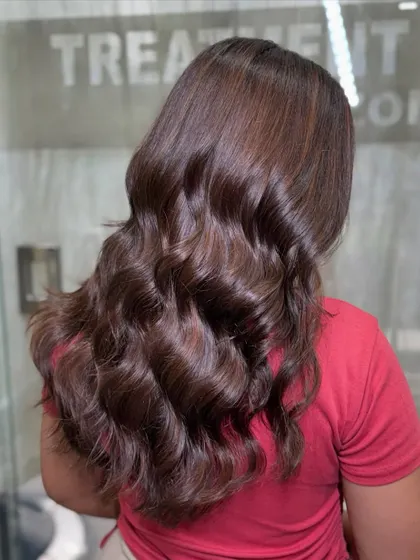 The final result: a luxurious and dimensional brown that looks effortlessly chic. The soft waves add a touch of glamour to the overall style.
