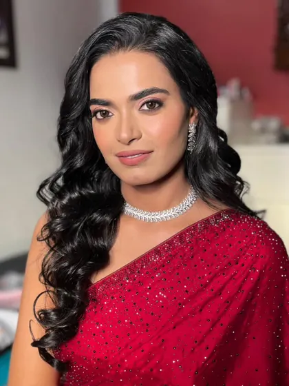 A radiant look for a modern bride in a classic red saree. I focused on creating a glowing complexion with soft pink eyeshadow and a matching lip color for a fresh and elegant feel.