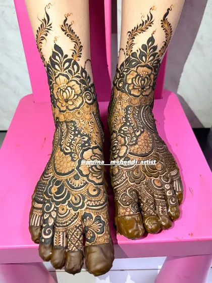 Another view of this stunning bridal feet mehendi, showing the detail and coverage.