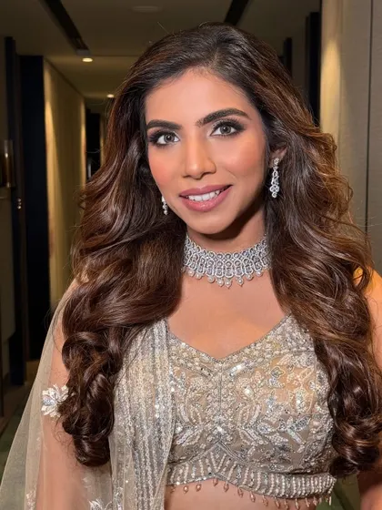 Where chic meets class, and glam takes center stage. This reception look features a soft smokey eye, a neutral lip, and a flawless base, paired with a sparkling diamond necklace.